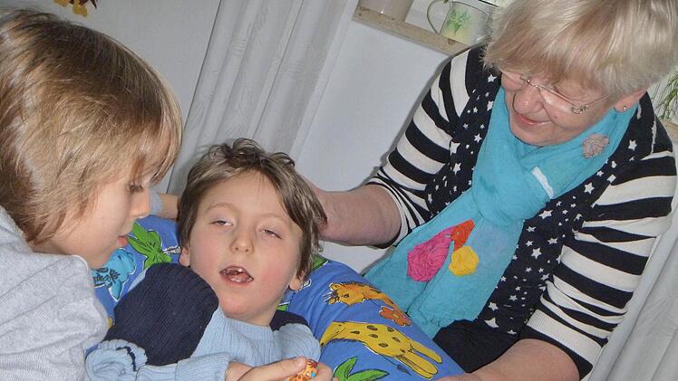 Florian ist der Mittelpunkt der Stadtsteinacher Familie Worm. Er ist ein fröhlicher Junge - obwohl er an einer Hirnfehlbildung leidet und nur hell und dunkel unterscheiden kann. Fotos: Katharina Müller-Sanke