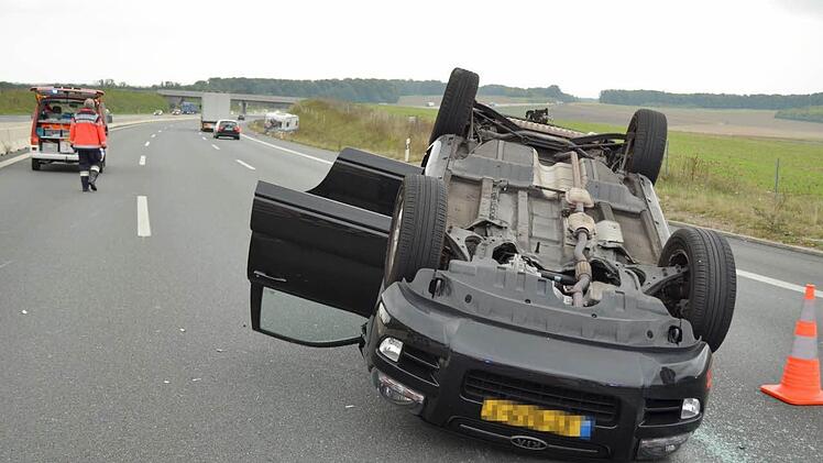 Auf der A3 bei Helmstadt hat am Samstag der Fahrer eines Wohnwagengespanns die Kontrolle verloren und sich mit seinem Pkw überschlagen. Foto: Berthold Diem