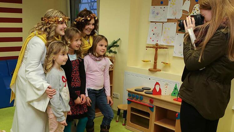 Ein Foto mit den Weihnachtsengeln Julia Zametzer und Julia Greif? FT-Praktikantin Miriam Günther macht es möglich. Foto: Barbara Herbst