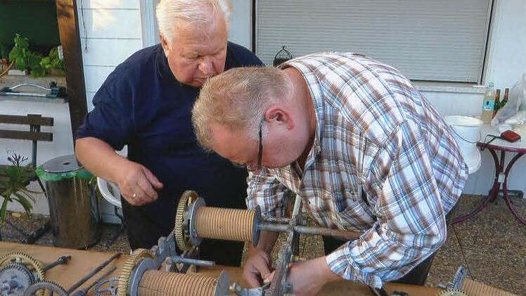 Josef Drost (r.) und sein Vater schmiedeten die fehlenden Teile der Uhr von Andreas Clement nach und setzten sie ein. Foto: privat
