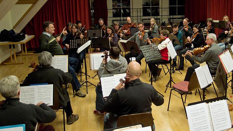 Unter Leitung von Hans Stähli probt das Orchester der "Musikfreunde Neustadt".Foto: Jochen Berger
