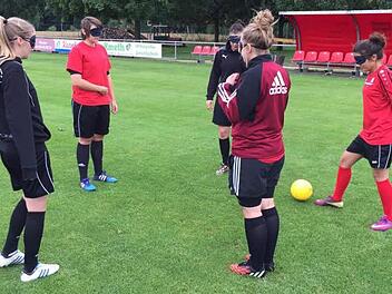 Eine ungewohnte Trainingstunde unter erschwerten Bedingungen mit Augenbinde erlebten auch die Burker Damen. Von links: Alexandra Loukas, Mandy Nehmer, Selina Pelch, Natascha Späth und Yasemin Inal.