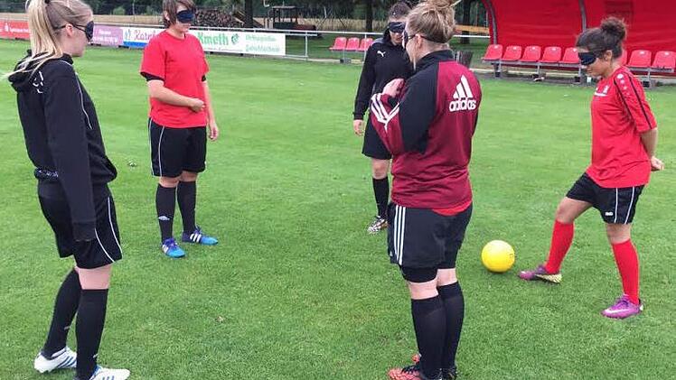 Eine ungewohnte Trainingstunde unter erschwerten Bedingungen mit Augenbinde erlebten auch die Burker Damen. Von links: Alexandra Loukas, Mandy Nehmer, Selina Pelch, Natascha Späth und Yasemin Inal.