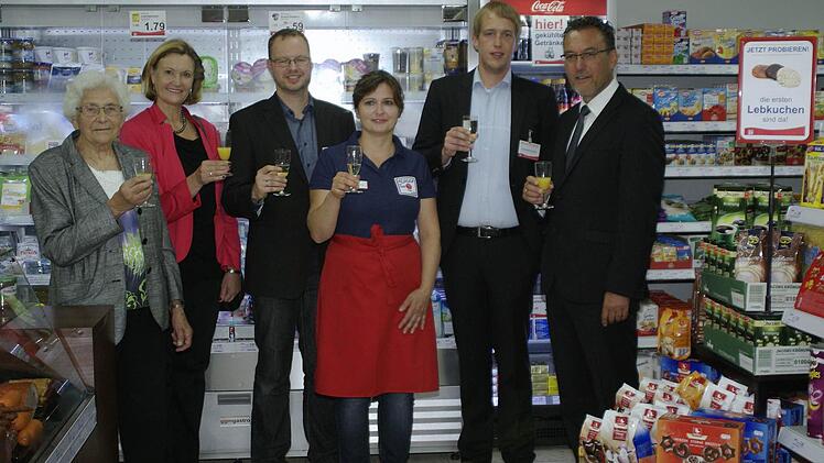 Auf gutes Gelingen stießen (v. l.) Hausbesitzerin Regina Metz, ihre Tochter, Rita Bürger, Igros-Mitarbeiter Heiko Vöth, Betreiberin Gülin Zeisberg, Igros-Geschäftsführer Johannes Graf und Bürgermeister Thomas Hack an.
