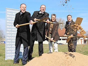 Spatenstich auf dem Schulsportplatz in Adelsdorf: Johannes Hofmann und Hans-Peter Lechner vom Vorstand der VR-Bank zusammen mit Adelsdorfs Bürgermeistern Jutta Köhler und Karsten Fischkal.  Foto: Christian Bauriedel