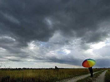 Das Wetter ist auch am Sonntag noch sehr wechselhaft. Foto: Armin Weigel, dpa