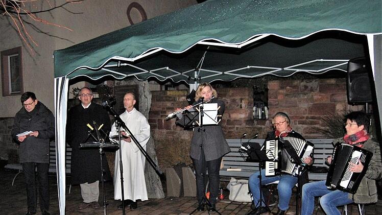 Sie gestalteten die Pogrom-Gedenkfeier: (von links) Bürgermeister Armin Warmuth, der evangelische Stadtpfarrer Robert Augustin und der katholische Pastoralreferent Markus Waite sowie die Musikerinnen Klara Schlereth (Flöte), Johanna Kamm und Susanne Hähnlein (beide Akkordeon).Sigismund von Dobschütz