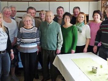Magdalena und Konrad Kremer (vorne, Zweite und Dritter von links) im Kreise der Gratulantenschar Foto: Klaus-Peter Wulf