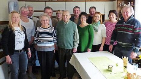 Magdalena und Konrad Kremer (vorne, Zweite und Dritter von links) im Kreise der Gratulantenschar Foto: Klaus-Peter Wulf