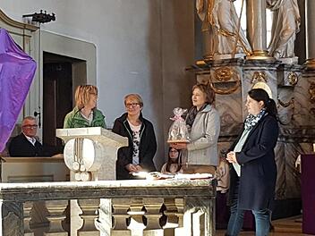 Lisa Hippe (rechts) wurde verabschiedet von Nicole Marx (von links)Annette Reuter und Christa Oswald.  Foto: Sabine Lilienweiß