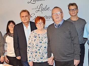 Gratulation zur Goldenen Hochzeit von Anna und Willibald Hümmer in Gehülz: (von links) Enkel Philipp, Tochter Andrea Doppel, Bürgermeister Wolfgang Beiergrößlein, das Jubelpaar Anna und Willibald Hümmer, Enkel Niklas und Schwiegersohn Thilo Doppel.  Foto: K.- H. Hofmann