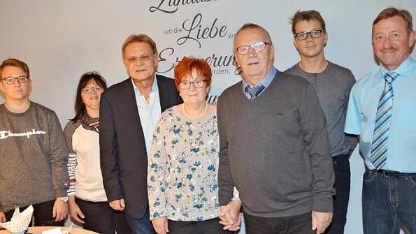 Gratulation zur Goldenen Hochzeit von Anna und Willibald Hümmer in Gehülz: (von links) Enkel Philipp, Tochter Andrea Doppel, Bürgermeister Wolfgang Beiergrößlein, das Jubelpaar Anna und Willibald Hümmer, Enkel Niklas und Schwiegersohn Thilo Doppel.  Foto: K.- H. Hofmann