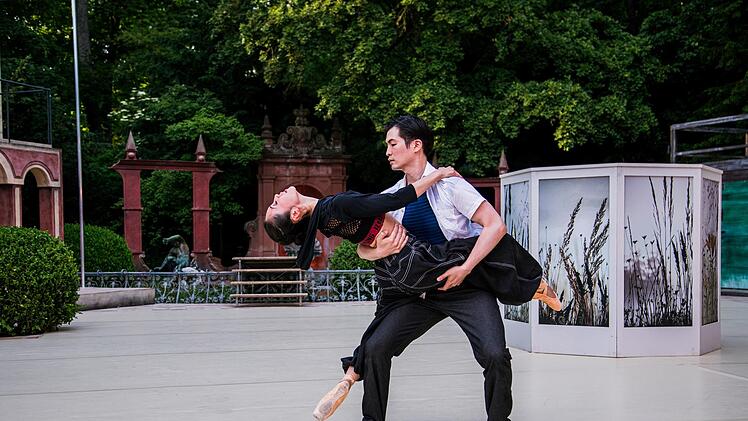 "Die vier Jahreszeiten": Szene aus dem fünfteiligen Ballettabend des Landestheaters Coburg, der bei den Sommerfestspielen Premiere im Hofgarten feierte.Fotos: Sylvain Guillot