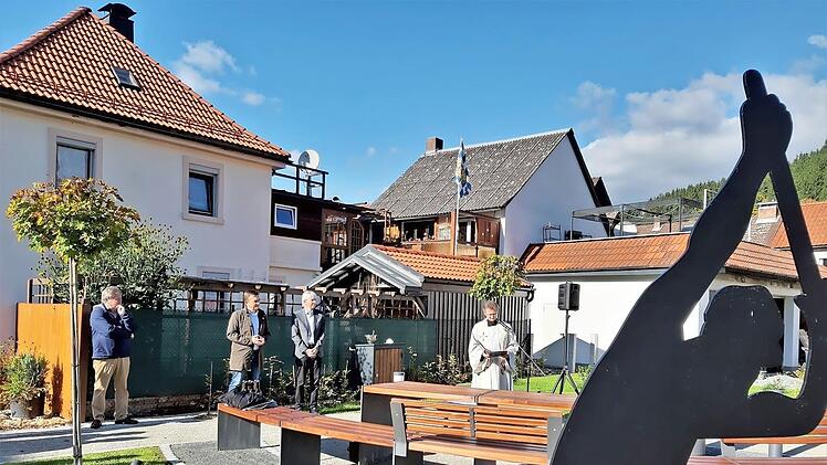 Pater Jan Poja segnet den neu gestalteten Platz an der Kellerstraße 12. Mit im Bild von links Erich Mähringer, Bürgermeister Jens Korn und Vizeregierungspräsident Thomas Engel.