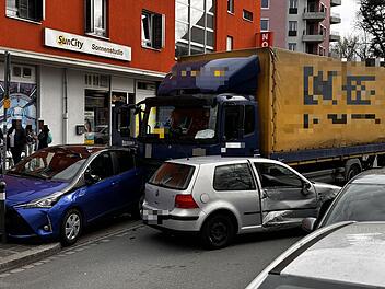 Nürnberg: Lastwagen kracht in sieben geparkte Autos