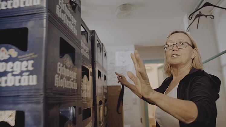 "Bei Gitte" ist inzwischen zur Legende geworden. Gitte, neunfache Mutter, hat sie sich f&uuml;r die Festivalzeit in einem leerstehenden Laden eine eigene Kneipe eingerichtet und bewirtet die Fans.