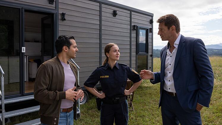 Polizistin Pia Arnbruck (Katharina Plank) informiert die beiden Kommissare Kilian Kaya (Baran H&ecirc;v&icirc;, links) und Sven Hansen (Igor Jeftić) &uuml;ber die ersten Ermittlungsergebnisse in der Tiny-House-Siedlung.