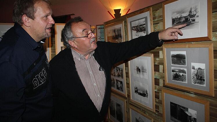 Alte Elbersreuther Ortsansichten weckten bei Willibald Gareis und Norbert Gareis Erinnerungen an vergangene Zeiten.