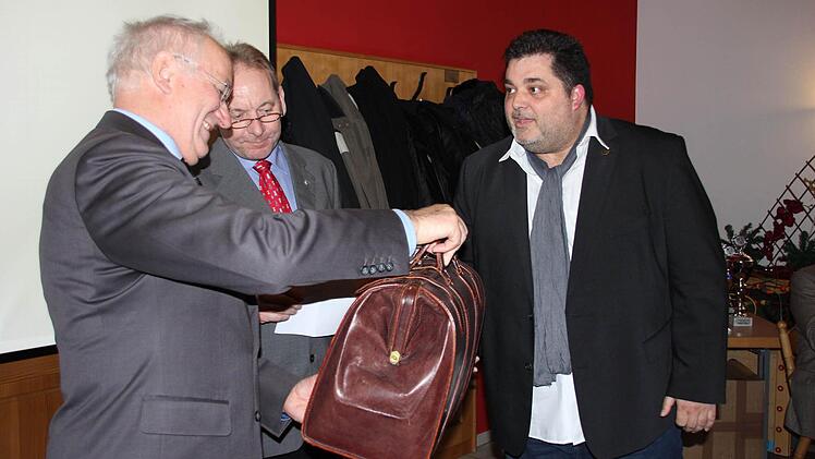 Eine Reisetasche gab's für Bernhard Fischenich von Hans Limpert und Steffen Weiglein (von rechts)