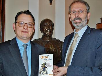 Ulrich Lappenküper (rechts), Geschäftsführer der Otto-von-Bismarck-Stiftung in Friedrichsruh, und sein wissenschaftlicher Mitarbeiter Ulf Morgenstern stellten im Bismarck-Museum Obere Saline in Bad Kissingen ihre Anekdoten-Sammlung "Dem Otto sein Leben von Bismarck" vor.   Foto: Sigismund von Dobschütz