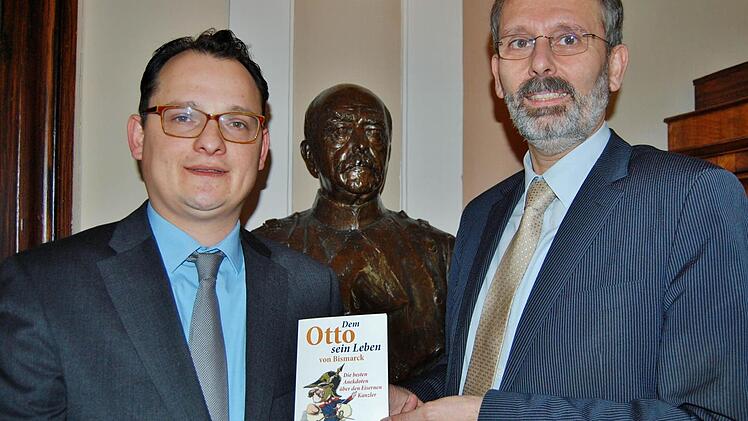 Ulrich Lappenküper (rechts), Geschäftsführer der Otto-von-Bismarck-Stiftung in Friedrichsruh, und sein wissenschaftlicher Mitarbeiter Ulf Morgenstern stellten im Bismarck-Museum Obere Saline in Bad Kissingen ihre Anekdoten-Sammlung "Dem Otto sein Leben von Bismarck" vor.   Foto: Sigismund von Dobschütz