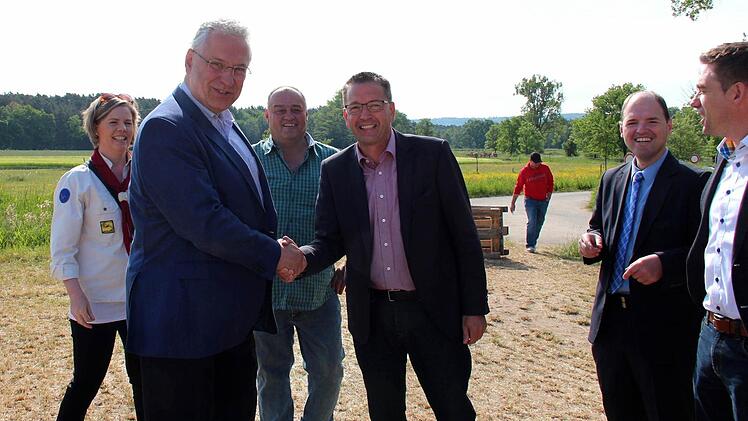 Kerstin Blum, Innenminister Joachim Herrmann, Dietmar Utz, Karsten Fischkal, Michael Hofmann (MdL), Bürgermeister Torsten Gunselmann Foto: Johanna Blum