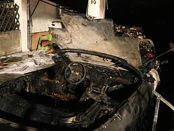 Wohl ein technischer Defekt löste den Brand in dem Cabrio aus. Foto: Ferdinand Merzbach, NEWS5