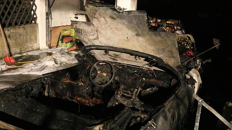 Wohl ein technischer Defekt löste den Brand in dem Cabrio aus. Foto: Ferdinand Merzbach, NEWS5