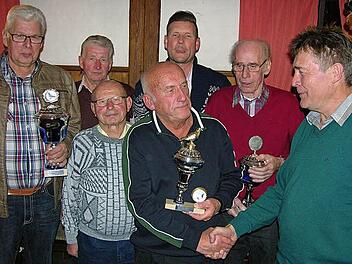 Vereinsvorsitzender Klaus Förtsch (rechts) gratuliert den erfolgreichsten Reisetaubenzüchtern der Einsatzstelle zu Pokal- und Titelgewinnen. Von links: Horst Gidom, Walter Koch, Gerhard Neugebauer, Ludwig Bogdasnski, Florian Techel und Walter Muff Foto: Klaus Oelzner