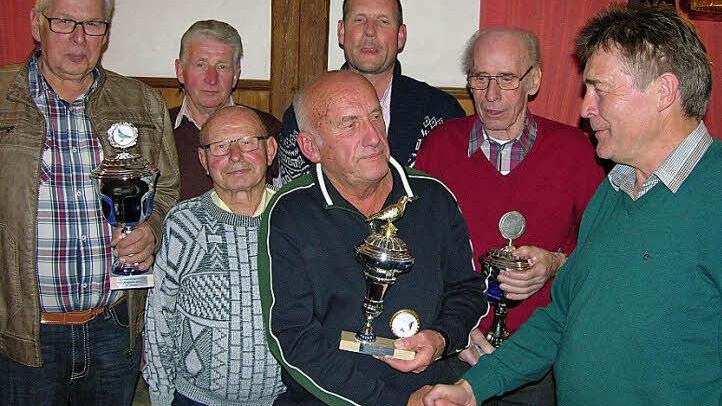 Vereinsvorsitzender Klaus Förtsch (rechts) gratuliert den erfolgreichsten Reisetaubenzüchtern der Einsatzstelle zu Pokal- und Titelgewinnen. Von links: Horst Gidom, Walter Koch, Gerhard Neugebauer, Ludwig Bogdasnski, Florian Techel und Walter Muff Foto: Klaus Oelzner