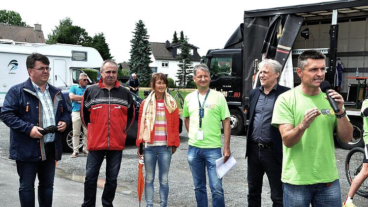 Die Macher, Sponsoren und politischen Würdenträger bei der Begrüßung (von rechts): Organisator Helmut Dorsch, Manfred Wawlas (Baur Versand), Christine Frieß (Bürgermeisterin Burgkunstadt), Robert Hümmer (Bürgermeister Altenkunstadt) und Udo Dauer (Bürgermeister Weismain).Foto: Karl Heinz Weber