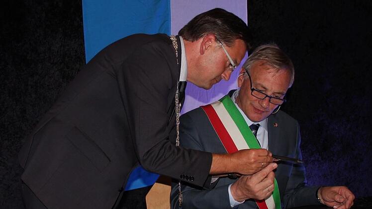 Unterzeichnung der Urkunde  Foto: Johanna Blum