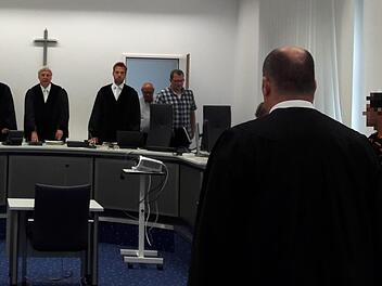 Das Gericht kurz vor der Urteilsverkündung; ganz rechts im Bild der Angeklagte Abbas T. (Name geändert) Foto: Anna Lienhardt