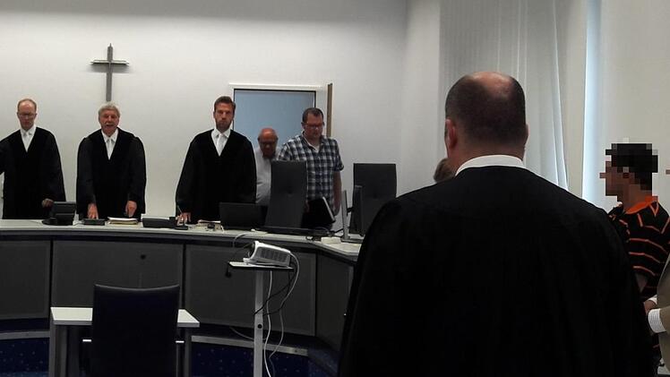 Das Gericht kurz vor der Urteilsverkündung; ganz rechts im Bild der Angeklagte Abbas T. (Name geändert) Foto: Anna Lienhardt