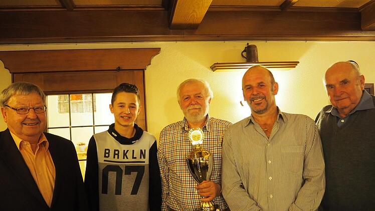 Die erfolgreichen Brieftaubenzüchter des Vereins "Rhönvogel Langenleiten": (von links) Walter Böhnlein, Patrice Hillenbrand, Edwin Voll, Alfons Söder und Hubert Bühner.  Paula Böhnlein