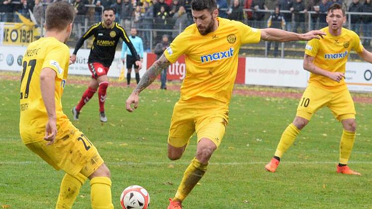 Der Bayreuther Tobias Ulbricht (am Schuss) traf das 2:0 beim Auswärtssieg in Seligenporten. Im Hinspiel kassierte die SpVgg eine 1:2-Niederlage. Am Samstag treffen die Teams bei einem Testspiel erneut aufeinander.  Foto: Peter Mularczyk