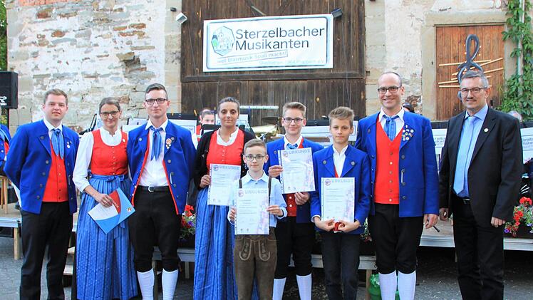Bei den Ehrungen (von links): Dirigent Benedikt Feustel, Tina Rudolph, Fabian M&uuml;ller, Franzisko R&auml;der, Linus Rudolph, Hannes Rudolph, Dominik Lenhart, Vorsitzender Andr&eacute; Rudolph, Kreisvorsitzender NBMB Peter Detsch.Angelina H&auml;u&szlig;inger