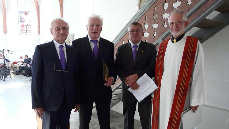 Die Ehrung für Gerhard Motschmann (Zweiter von links) führten (von links) Hartmut Korndörfer, Hartmut Sollmann und Pfarrer Karl-Eberhard Sperl durch. Foto: Karin Günther