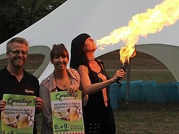 Tobias Gruber, Nancy Grau und Gloria Suhr zeigen ein Highlight der Genusstage: eine Feuershow.  Foto: Svenja Sollmann