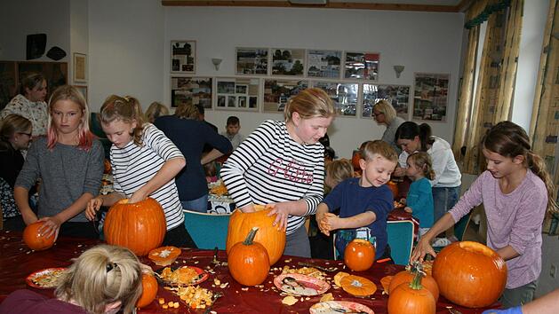 Viel Arbeit steckten die Stoppelhopser in die Vorbereitung ihrer K&uuml;rbisfratzen.privat