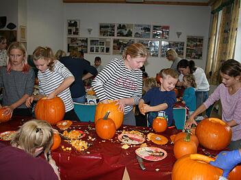 Viel Arbeit steckten die Stoppelhopser in die Vorbereitung ihrer K&uuml;rbisfratzen.privat