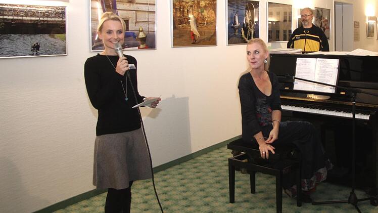 Kulturbeauftragte Melanie Bär begrüßte die Opernsängerin Cornelia Götz.   Foto: Richard Sänger