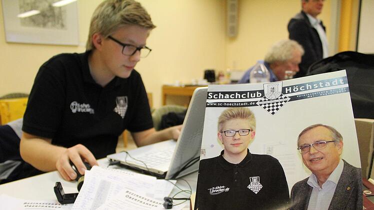 Na, ist der Herr links zu erkennen? Elias Pfann von dem SC Höchstadt/Aisch ist hier gerade für den Schachbezirk Oberfranken im Organisationsstab tätig. Gedruckt erschien er auch schon. Foto: Markus Häggberg