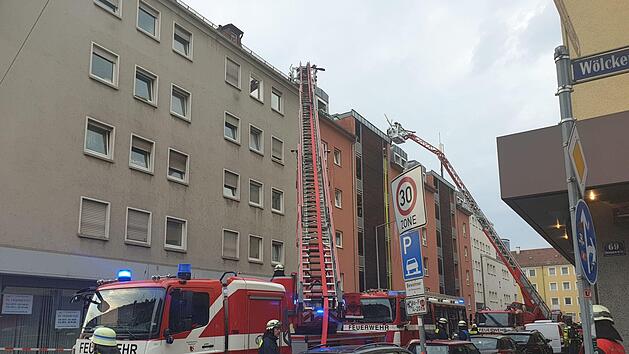 Mit zwei Drehleitern bekämpfte die Feuerwehr den Brand, der am Samstagabend in Nürnberg ausgebrochen war. Foto: Fechner/News5