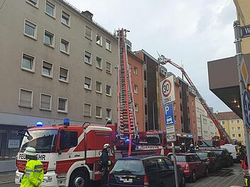 Mit zwei Drehleitern bekämpfte die Feuerwehr den Brand, der am Samstagabend in Nürnberg ausgebrochen war. Foto: Fechner/News5
