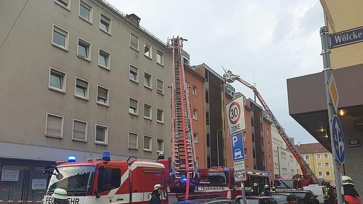 Mit zwei Drehleitern bekämpfte die Feuerwehr den Brand, der am Samstagabend in Nürnberg ausgebrochen war. Foto: Fechner/News5