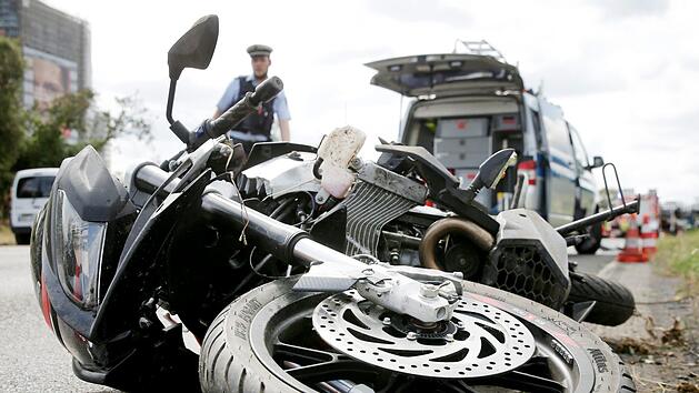W&auml;hrend des Abbiegens geriet ein Auto von der linken auf die rechte Spur und touchierte das Motorrad.