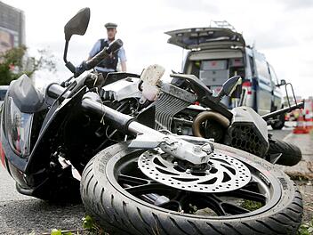Während des Abbiegens geriet ein Auto von der linken auf die rechte Spur und touchierte das Motorrad.