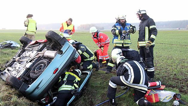 Auf dem Dach war dem Szenario der &Uuml;bung zufolge dieses Auto gelandet, dessen Fahrer  von den Einsatzkr&auml;ften in Sicherheit gebracht werden musste.Richard S&auml;nger