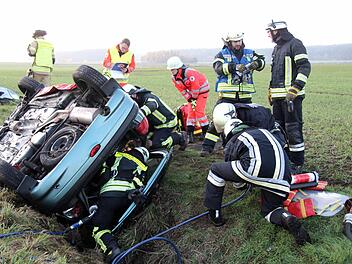 Auf dem Dach war dem Szenario der Übung zufolge dieses Auto gelandet, dessen Fahrer  von den Einsatzkräften in Sicherheit gebracht werden musste.Richard Sänger